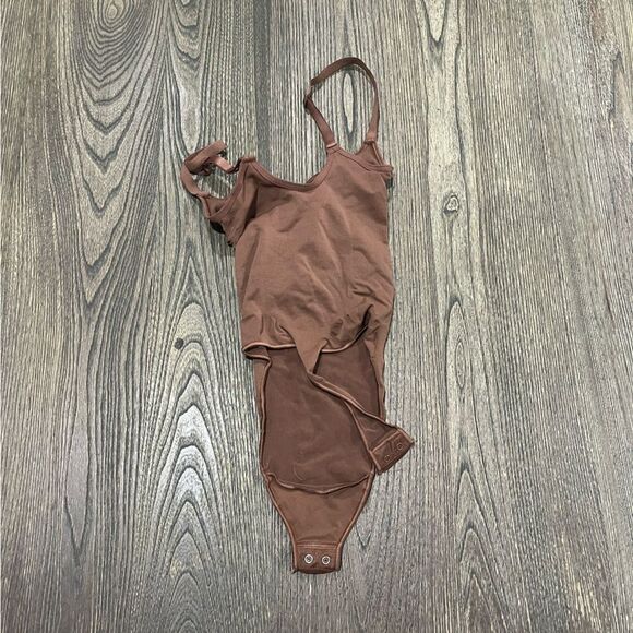 NWOT Skims Seamless Sculpt Thong Bodysuit Scoop Neck Shapewear Jasper Size S - Picture 4 of 4